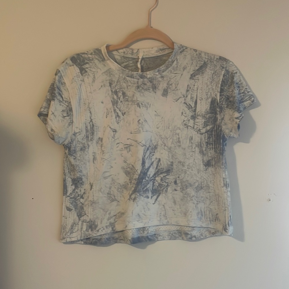 Womens XS Lululemon blue and white cropped athletic top